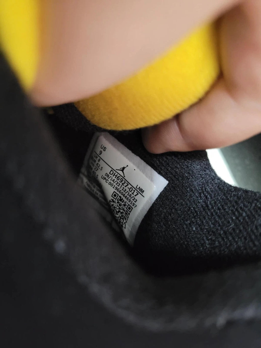 Air Jordan 4 Retro Black Tour Yellow DH6927-017